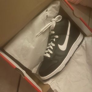High top Dunks size 5.5